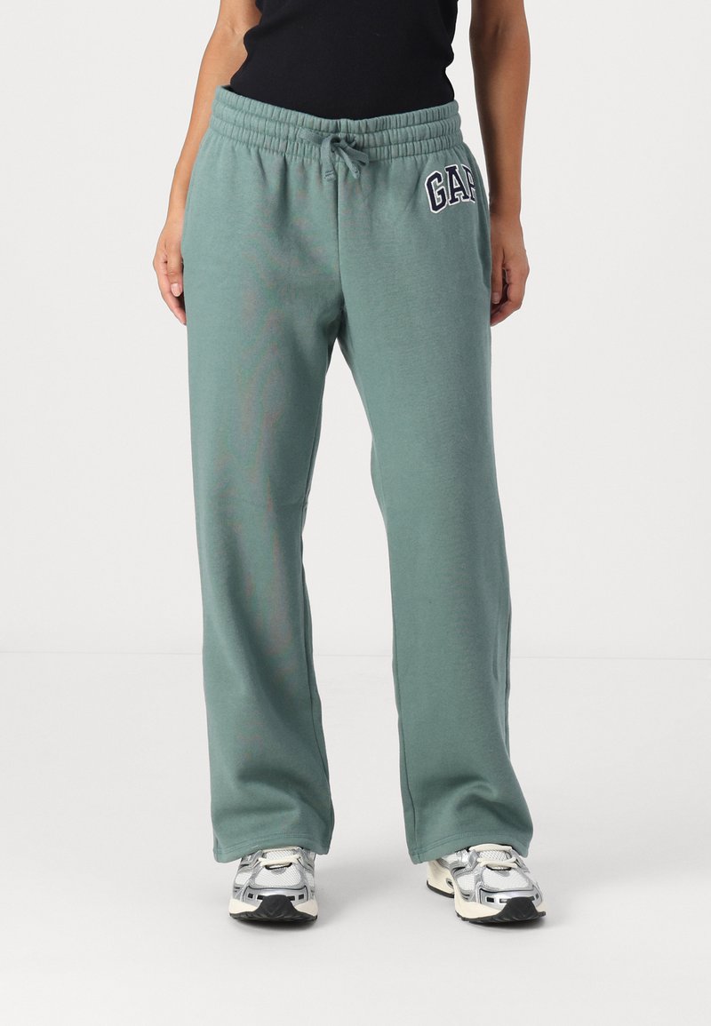 GAP Petite HERITAGE - Spodnji deli trenirk - district green