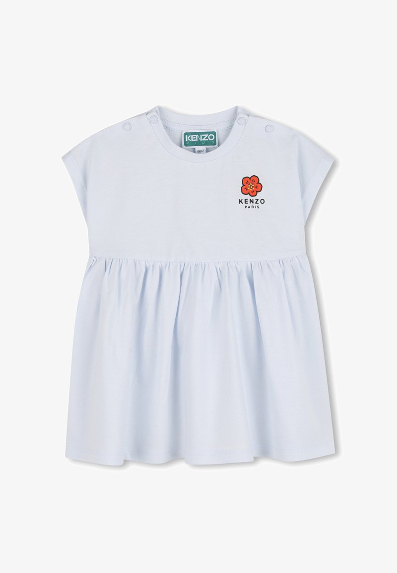 Robe en coton bleu clair avec manches courtes, jupe froncée et pressions à l'épaule. Elle présente un logo floral en rouge et noir.