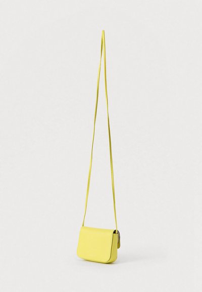 Sac bandoulière en cuir jaune de forme rectangulaire et fine, avec une fermeture à rabat et une longue bandoulière, présentant une texture lisse et un design minimaliste.