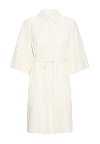 Robe blanche mi-longue aux genoux avec des manches courtes larges, des motifs floraux en œillets sur les manches et l'ourlet, un col avec col, et une ceinture à nouer à la taille.