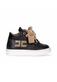 Sneaker in pelle nera con suola bianca, occhielli dorati e un grande fiocco in velluto beige. Presenta un logo decorativo con borchie dorate.