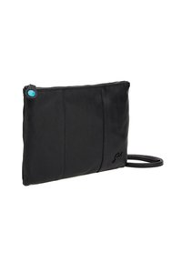 Clutch in pelle nera con finitura texture, chiusura a zip e bottone accentato blu. Presenta una tracolla staccabile per una maggiore comodità nel trasporto.