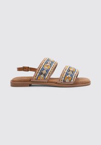 Sandalias marrones con dos tiras anchas estampadas que presentan diseños de cuentas azules, amarillas y plateadas. Plantilla de ante suave y correa de tobillo ajustable.