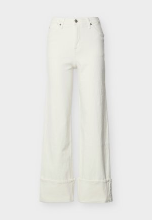 Jean blanc à jambes larges avec taille haute, bouton et fermeture éclair à l'avant, passants de ceinture, poches avant et arrière, et ourlets repliés.