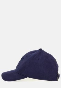 Gorra de béisbol azul marino de tela, con visera curvada, logo bordado en la parte frontal y correa ajustable única en la parte posterior.
