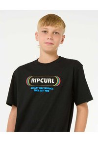 Sort bomulds t-shirt med et iøjnefaldende "RIPCURL" logo i hvid og blå, med farverige accenter og teksten "QUALITY SURF PRODUCTS SINCE SIXTY NINE."