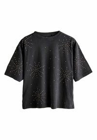 Zwarte katoen T-shirt met korte mouwen en een ronde hals. Beschikt over metalen studs die in sterpatronen over de voorkant zijn geplaatst.