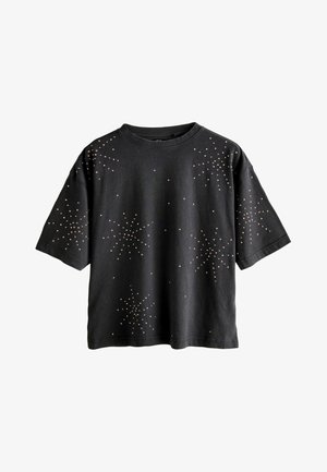 Czarna bawełniana koszulka z krótkimi rękawami i okrągłym dekoltem. Zawiera metalowe ćwieki ułożone w gwiazdy na przodzie.