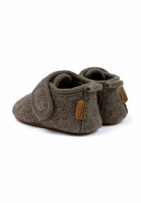 Bruna filttofflor med mjuk textur, rund tå och sidovelcrostängning. Inkluderar en liten beige etikett på ytterklacken.