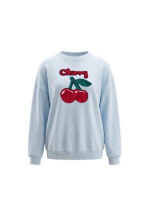Lyseblå sweatshirt med røde palietter kirsebær og grønne blade, med ordet "Cherry" i røde palietter over frugten.