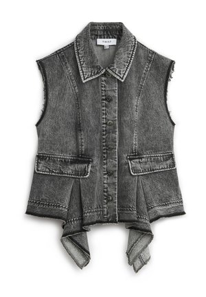 Gilet en denim sans manches de couleur gris délavé avec un col, une fermeture à boutons à l'avant et deux poches ; présente des bords effilochés et un ourlet évasé.