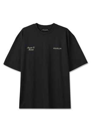 Crna majica kratkih rukava s natpisom "Moments To Memories" na lijevoj strani prsa i "PEGADOR" na desnoj strani prsa u svijetlo bež boji.