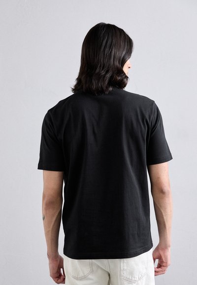 PS Paul Smith MENS POCKET - Print T-shirt - blacks