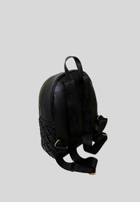 Zaino in pelle nera con texture intrecciata nella metà inferiore, cerniera dorata e spallacci con logo regolabili. Design compatto e arrotondato.