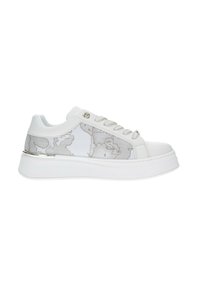Sneaker bianche basse con pannello laterale texture raffigurante una mappa, punta tonda, lacci frontali e una suola bianca spessa con accenti metallici.
