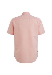 Camisa de manga corta con botones en tejido suave de color rosa claro, con una textura lisa, dobladillo curvo y un pequeño detalle de logo en la parte trasera.