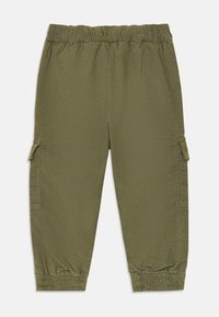 Grønne, letvægts cargo bukser med elastisk talje, tapered manchetter og sidelommer. Har en tekstureret stof med subtile riller.