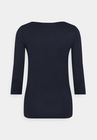 Navy blue, pitkähihaine naisten paita, jossa venepääntie, näkyy takaa vaalealla valkoisella taustalla.
