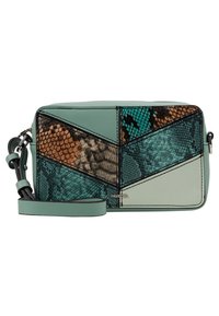 Borsa a tracolla rettangolare con design a patchwork in stampa pitone verde acqua, marrone e beige, pelle liscia, tracolla regolabile e chiusura con zip.