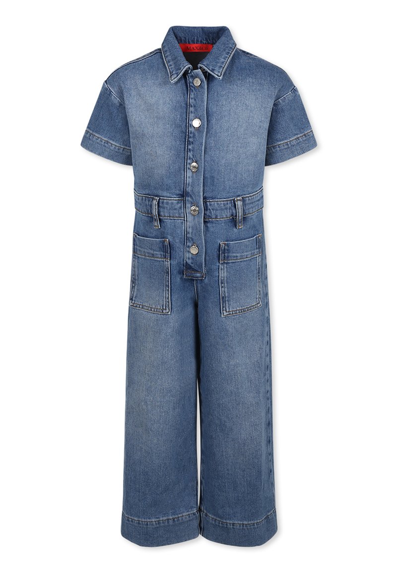 Giacca in denim con maniche corte, chiusura con bottoni frontale, due tasche sul petto e vita con cintura. Colore azzurro chiaro, texture liscia e gamba ampia.