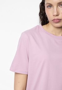 Pieces PCRIA SOLID TEE - Paprasti marškinėliai - dawn pink