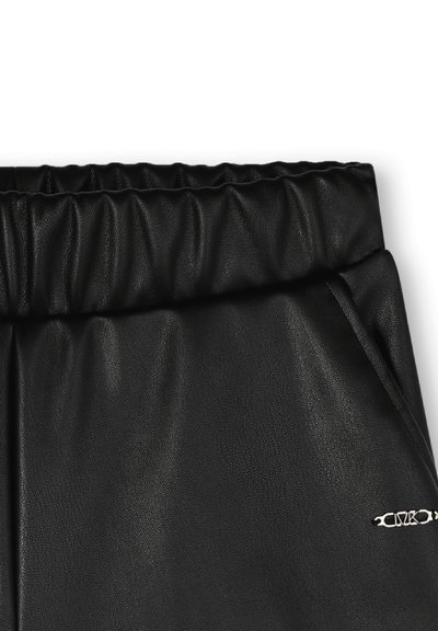 Pantalons en simili cuir noir avec une taille élastique froncée et des poches latérales, présentant une finition texturée subtile et un accent logo métallique.