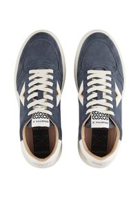 Sneakers in suede blu navy con lacci e dettagli bianchi. Caratterizzati da una superficie liscia, interno imbottito e branding sulla linguetta e sulla suola.