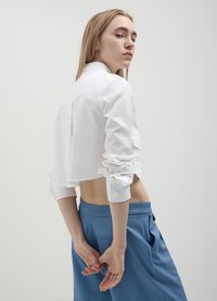 Calliope CROP TINTA CON TASCHE - Camicia - bianco