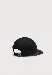 Fekete baseball sapka állítható pánttal és fém csattal, hátulnézetben, egyszínű világos háttér előtt.