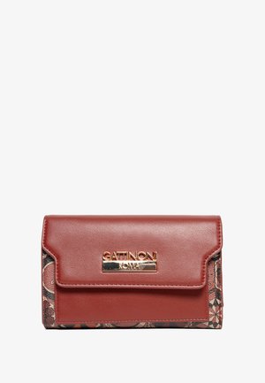 Rode leren portemonnee met gestreepte stoffen zijkanten, gouden hardware met het "Gattinoni Roma" logo. Sluiting met een drukknop en een gladde textuur.