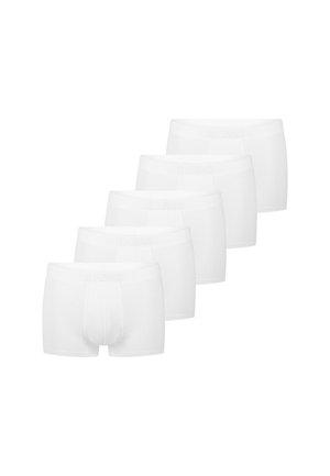 Fünf Paar schlichte weiße Herrenboxershorts, diagonal auf weißem Hintergrund angeordnet.