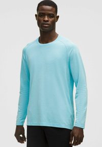 Pitkähihainen, pyöreäkauluksinen paita vaaleansinisest�ä, tekstuuripintaisesta kankaasta. Varustettu raglan-hihoilla ja rentolla istuvuudella, sopii aktiiviseen käyttöön.