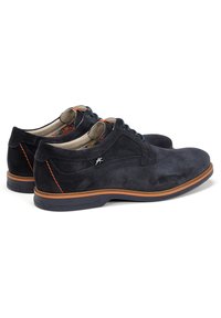 Chaussures en daim navy avec un panneau latéral en maille texturée, des coutures orange contrastantes et une semelle en caoutchouc. Design à lacets et lignes épurées.