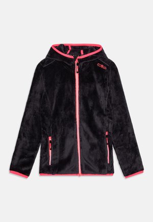 Zwarte fleece jas met een capuchon, voorzien van een roze rits en accenten, en twee zijzakken met roze ritsen. Merklogo op de borst.