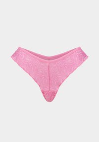 String rose en dentelle présentant un motif floral, un design en V et une taille lisse, mettant en valeur une texture délicate et transparente.