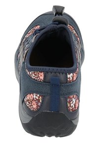 Scarpa blu navy con design in tessuto floreale, materiale morbido, chiusura elastica, colletto imbottito e suola in gomma nera testurizzata per una migliore aderenza.