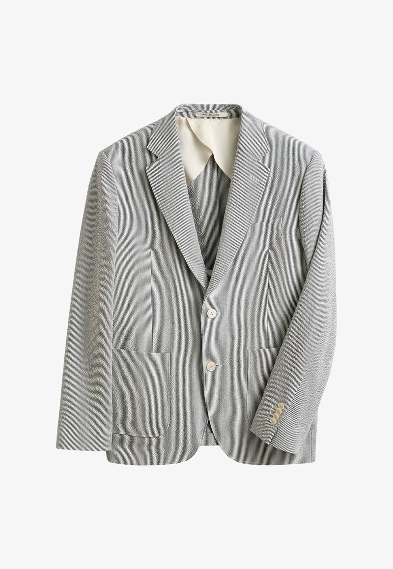 Lys grå og hvid slim fit blazer med fine lodrette striber, to forlommer, notch revers, to knapper og fire knapper ved manchetterne.