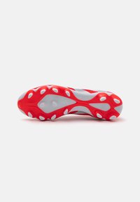 Rote und graue Fußballschuhe mit kreisförmigen weißen Stollen, die eine strukturierte Oberfläche und ein leichtes Design für optimalen Halt aufweisen.