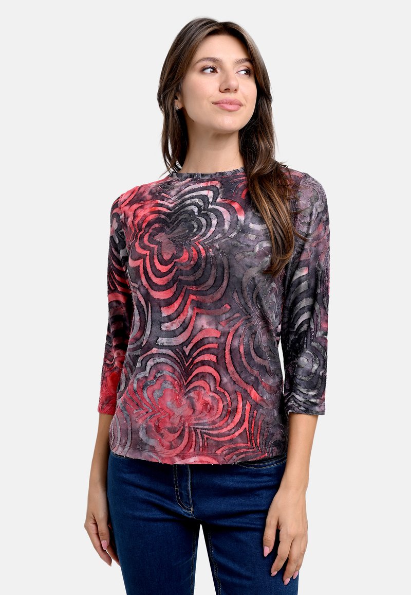 Mehrfarbiges Langarmoberteil mit einem wirbelnden Rosenmuster in Rot-, Grau- und Schwarztönen, aus einem weichen, strukturierten Stoff gefertigt.