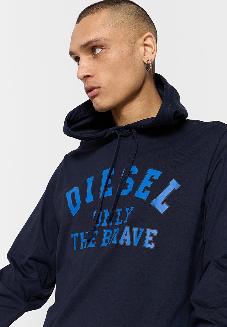 Marineblauwe hoodie van zacht materiaal met een trekkoord in de capuchon en bedrukte tekst in contrasterend lichtblauw: "DIESEL ONLY THE BRAVE."