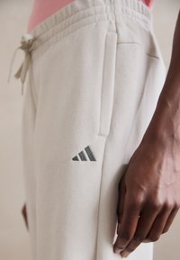 adidas Sportswear ESSENTIALS SMALL LOGO FEEL COZY OPEN HEM PANT - Παντελόνι φόρμας - alumina