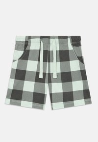 Shorts a cuadros en negro y azul claro con bolsillos frontales y un cordón de ajuste azul claro en la cintura sobre un fondo blanco.