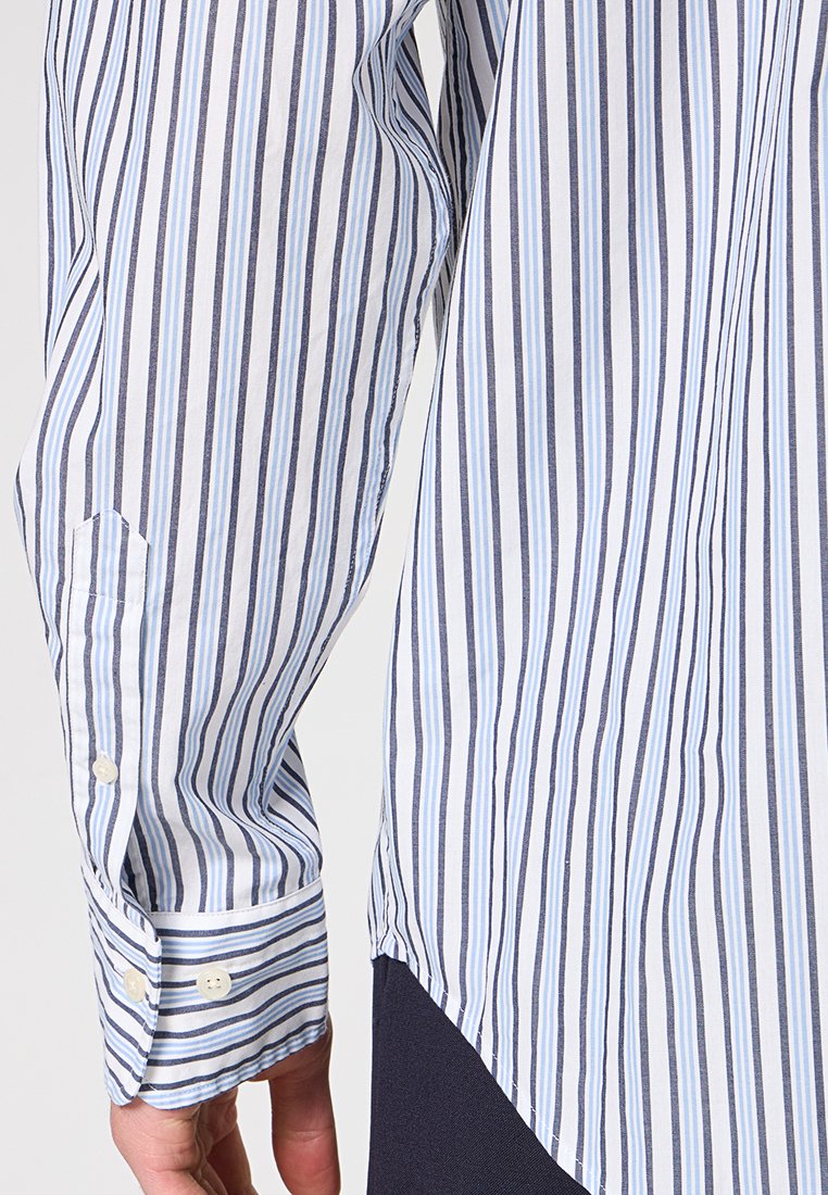 REGULAR FIT