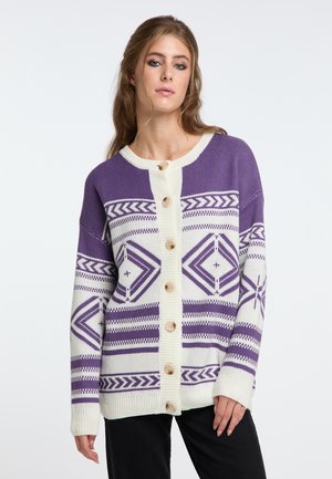 Lilla og creme strikket cardigan med geometriske mønstre, store knapper og en afslappet pasform med ribkantede ærmer og nederkant.