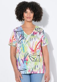 Kortærmet V-hals T-shirt med et farverigt abstrakt print i røde, grønne, gule og blå mønstre på en lys stofbaggrund.