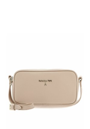 Sac bandoulière rectangulaire en cuir beige avec sangle ajustable et petit logo métallique "Patrizia Pepe" au centre devant.