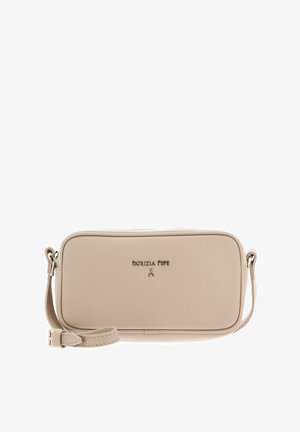 Sac bandoulière rectangulaire en cuir beige avec sangle ajustable et petit logo métallique "Patrizia Pepe" au centre devant.