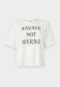 Witte T-shirt met korte mouwen, gemaakt van katoen en met een relaxte pasvorm. Voorzien van vetgedrukt zwart tekst "SAVAGE NOT AVERAGE." Geen patronen of extra details.