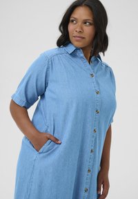 Kaffe Curve LOUISA  - Vestido vaquero - medium blue chambray