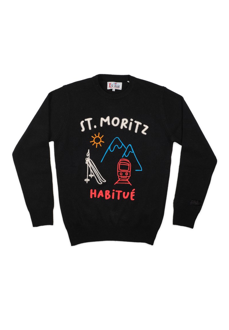 Zwarte trui met vrolijke borduursels van bergen, een zon, ski's en een trein, met de teksten "ST. MORITZ" en "HABITUÉ" in contrasterende kleuren.